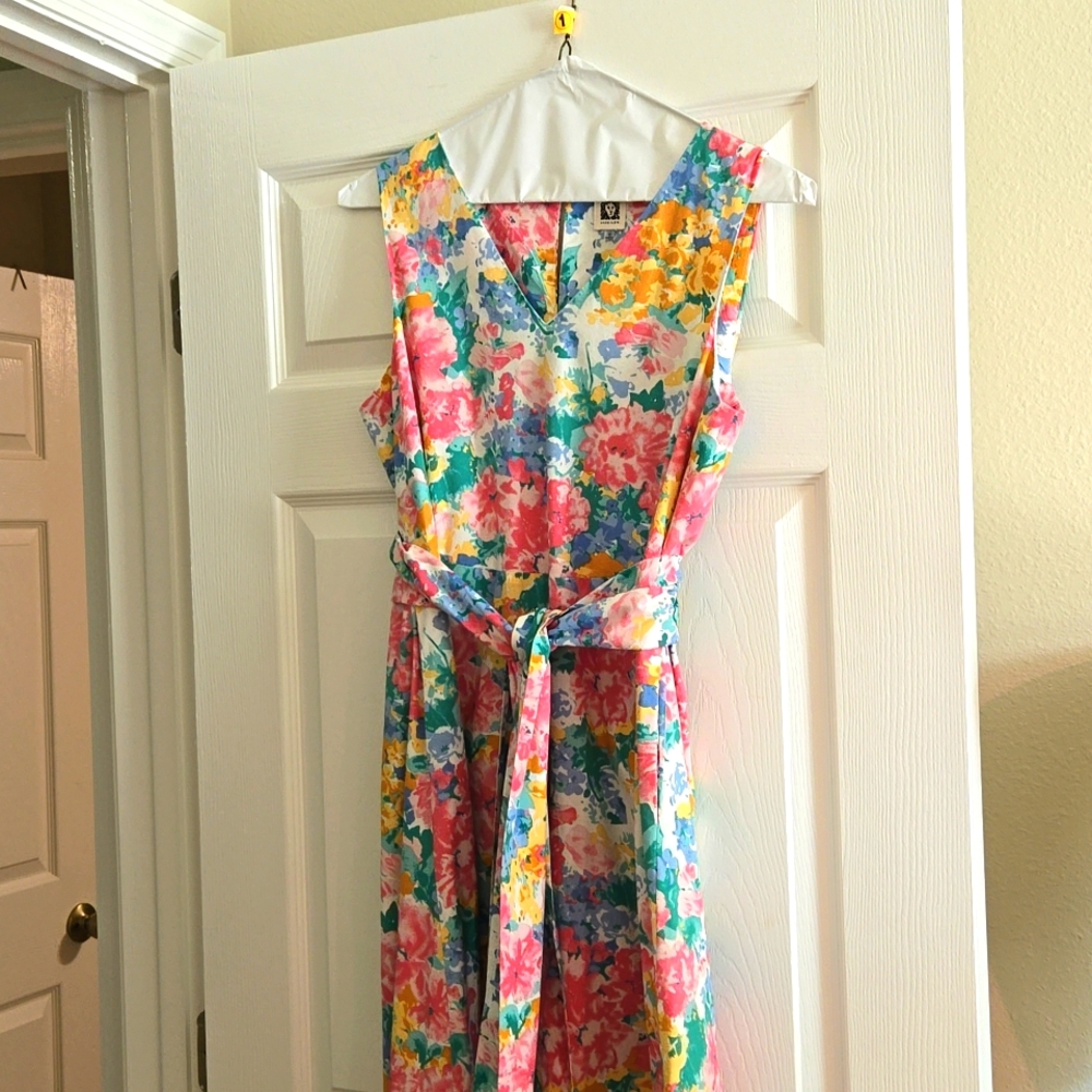 Sleeveless spring midi dress